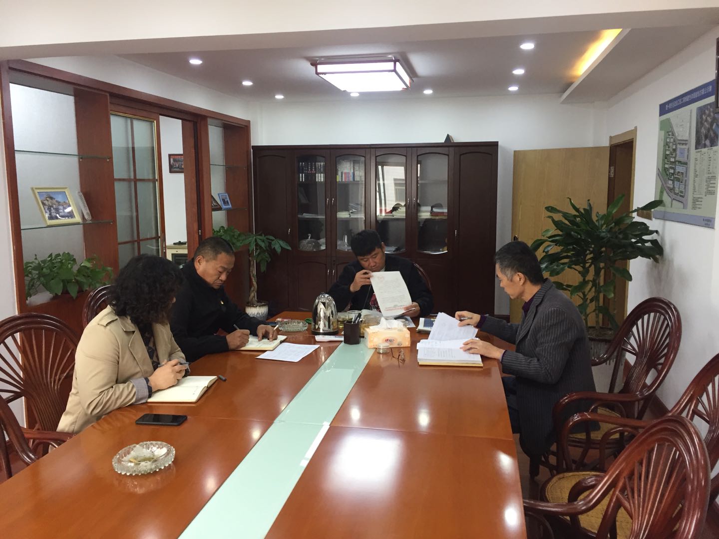 11.19两委会.jpg