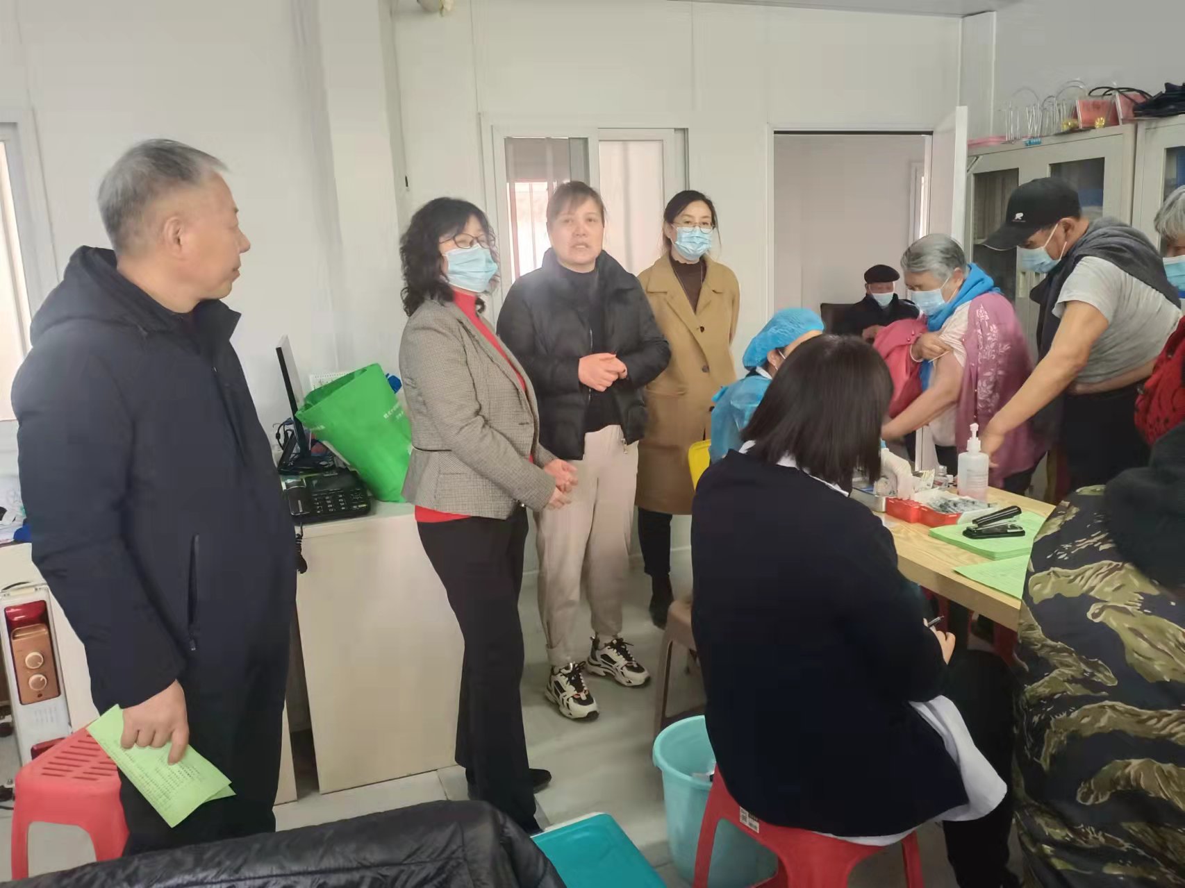 王主任到曹一村督导疫苗接种工作.jpg