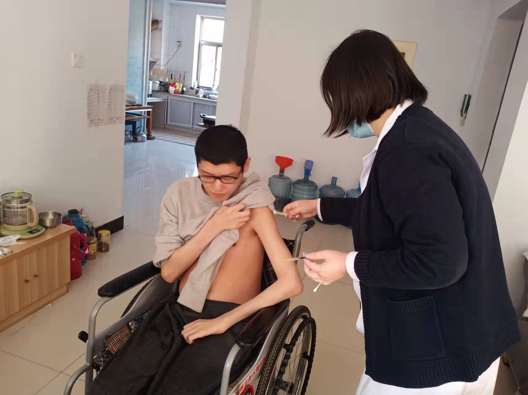 上门服务为曹一村残疾人接种加强针第三针疫苗.jpg