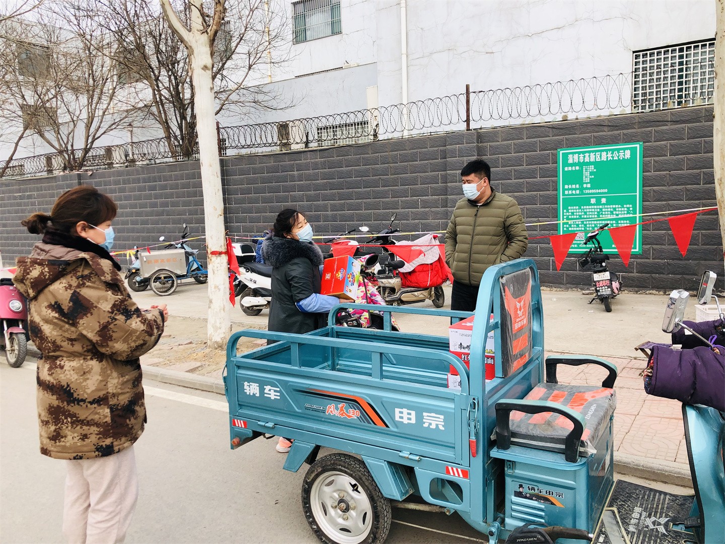宝明超市为曹一村疫情防控点捐赠物资.jpg
