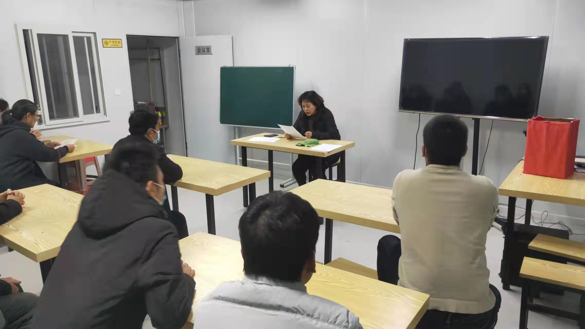 8党员大会0.jpg