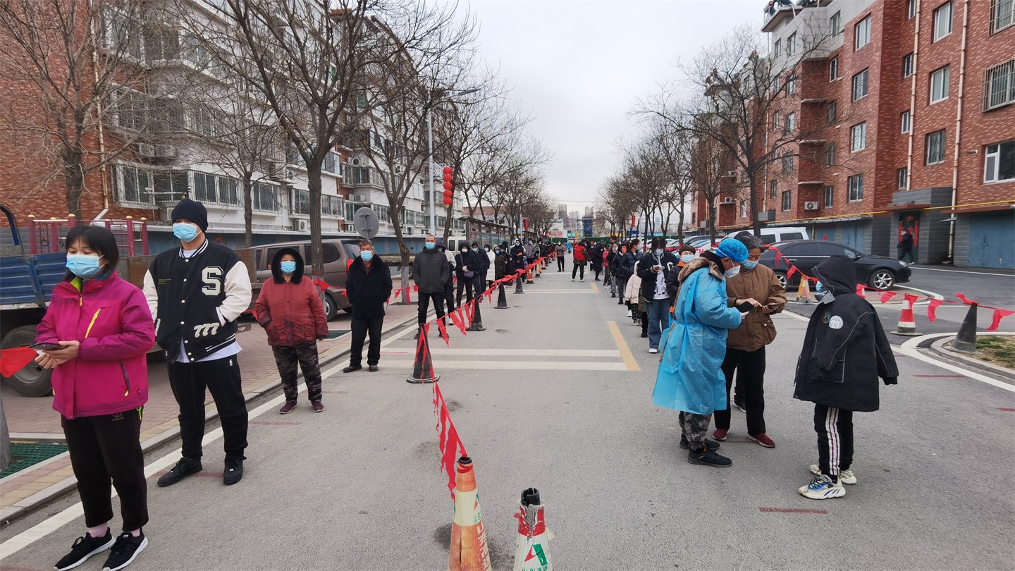 曹一村志愿者正在协助村民准备检测二维码.jpg