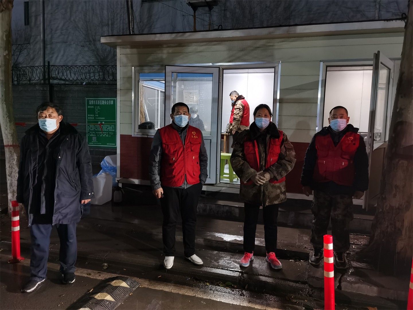 曹一村志愿者在雨夜执勤.jpg